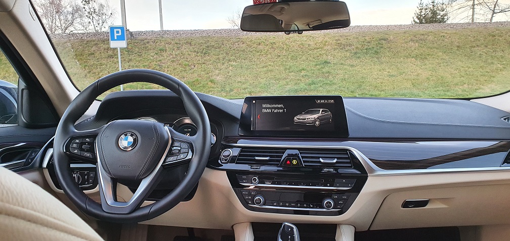 BMW 530i xDrive Luxury Line - Navi Professional  (grosses Display). Schlüsselloser Zugang, Start & Stop Funktion. Head-Up Display